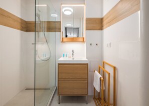 Shower, hair dryer, towels