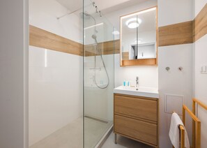 Shower, hair dryer, towels - Warszawa Powiśle Spacious Apartment (Warszawa)