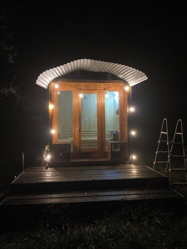 Charming 3-bedroom house with Sauna, WIFI, fenced yard, lots of free parking. 