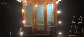 Charming 3-bedroom house with Sauna, WIFI, fenced yard, lots of free parking. 