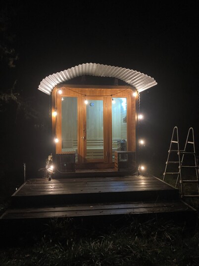 Charming 3-bedroom house with Sauna, WIFI, fenced yard, lots of free parking.