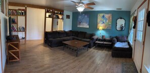 Télévision, livres, chaîne hi-fi, espaces bureaux