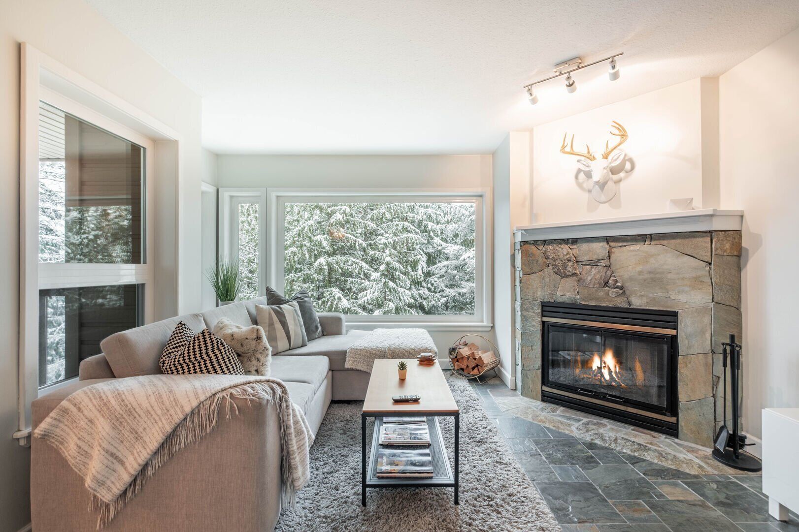 Een televisie en een open haard