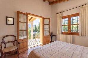 4 bedrooms, iron/ironing board, free WiFi, bed sheets