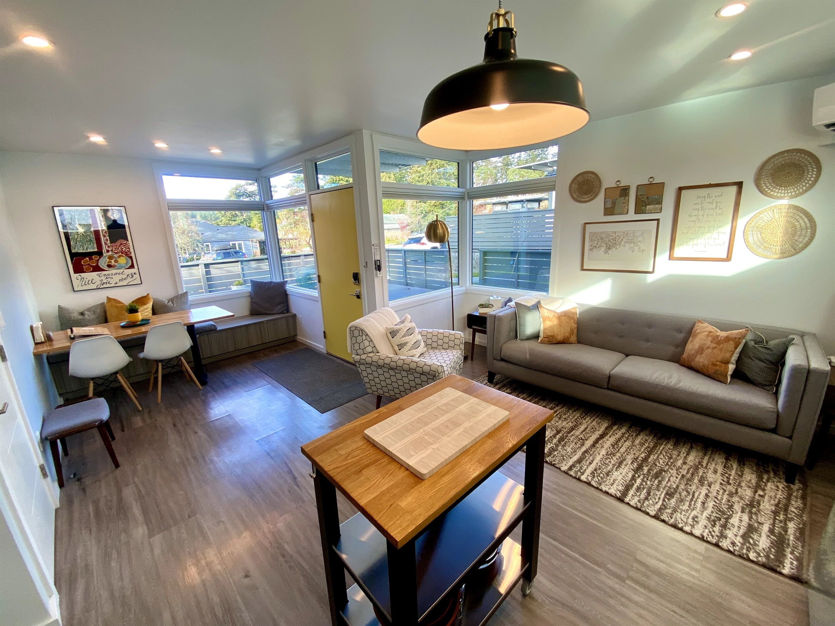 TV connectée, livres, espaces bureaux