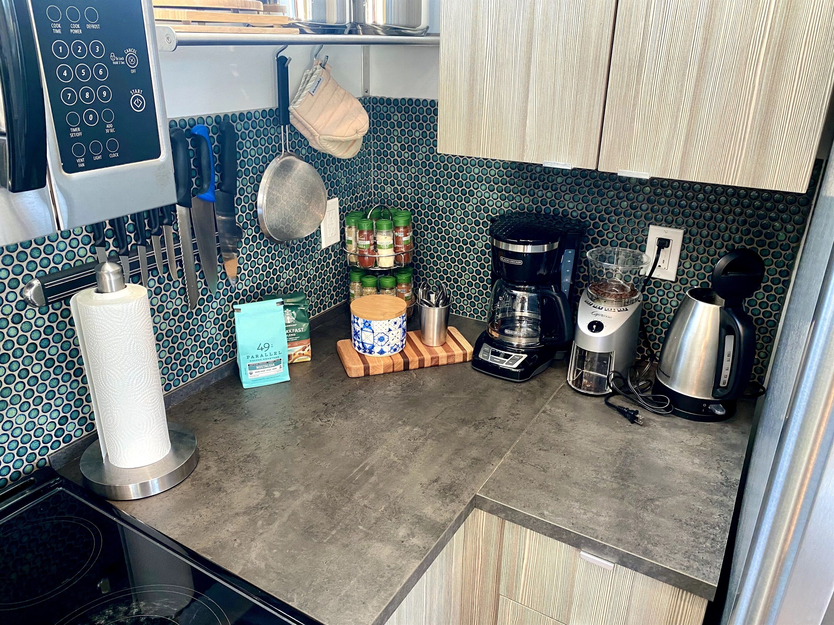 Réfrigérateur, micro-ondes, four, plaque de cuisson