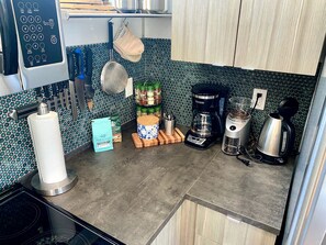 Réfrigérateur, micro-ondes, four, plaque de cuisson