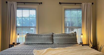 Cottonport Cottage-stunning 3/2 in heart of West Monroe with all KING size beds!