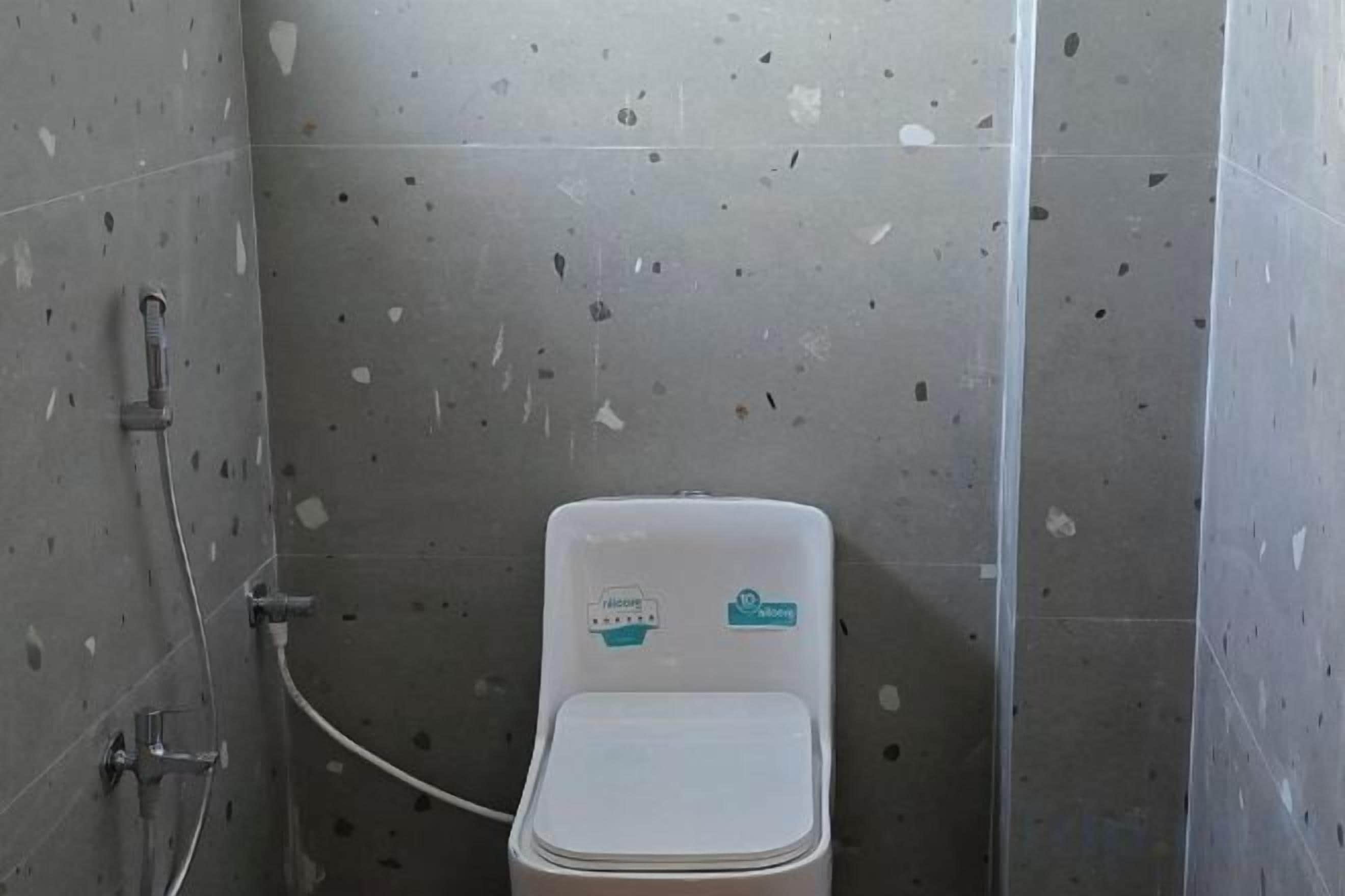 Een badkamer met toilet, douche en een wastafel.