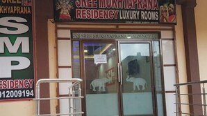 Un edificio con un letrero que indica Sree Mukhyaprana Residency Luxury Rooms.