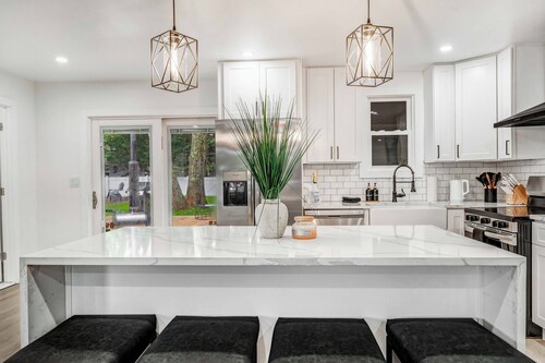 Cozy Ranch by the Lake w/Hot Tub in the Mountains