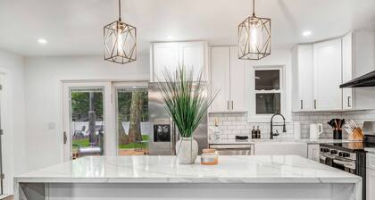 Cozy Ranch by the Lake w/Hot Tub in the Mountains