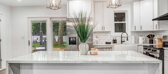 Cozy Ranch by the Lake w/Hot Tub in the Mountains