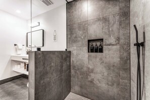 Shower, hair dryer, towels, soap - Cozy Ranch by the Lake w/Hot Tub in the Mountains (Albrightsville)