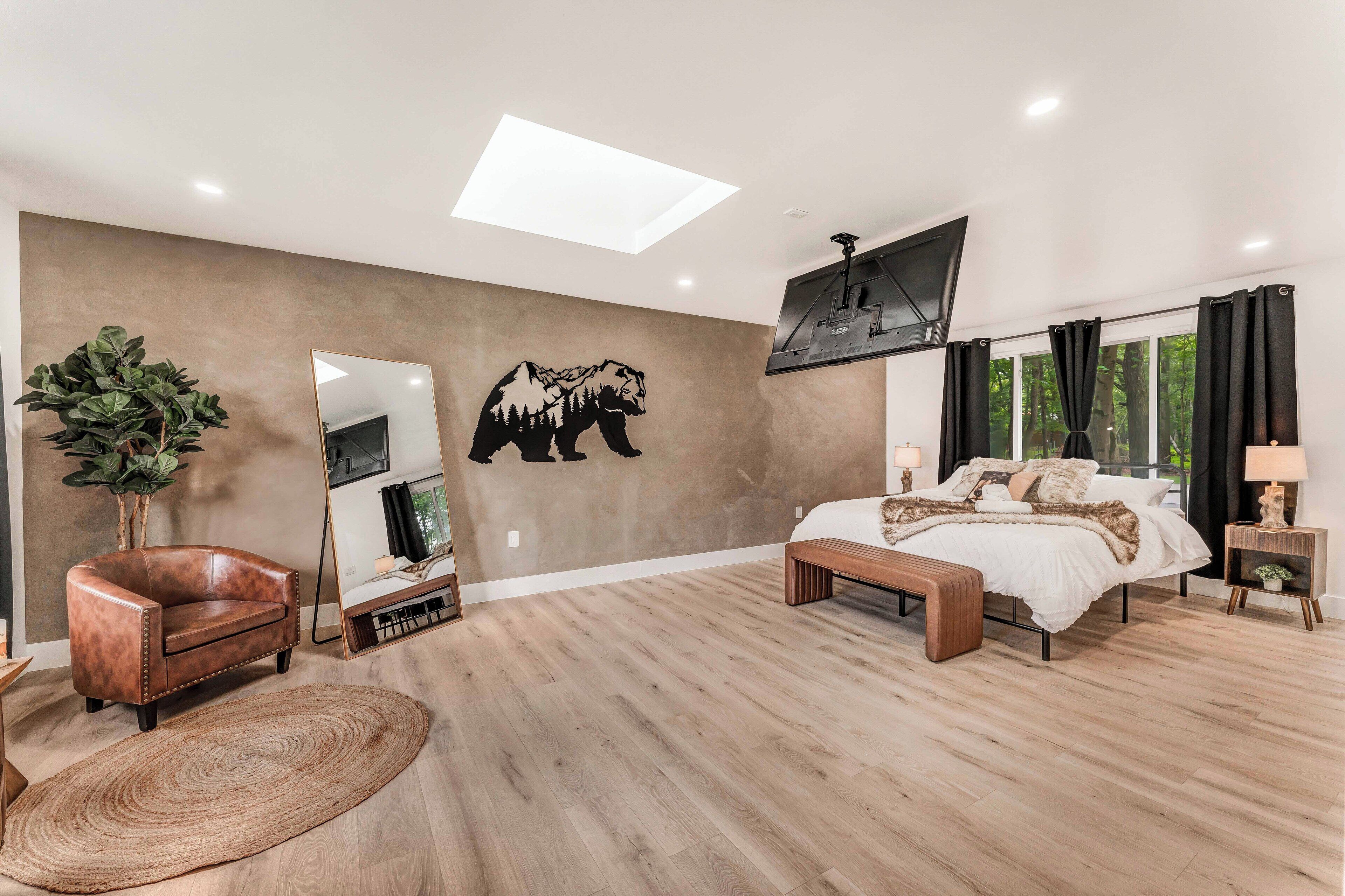 4 bedrooms, iron/ironing board, WiFi, bed sheets