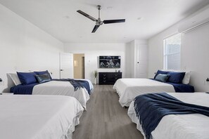 5 bedrooms, iron/ironing board, free WiFi, bed sheets - Sleeps 20 in FW Stockyards w HotTub & MiniGolf (Fort Worth)