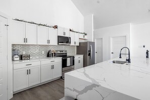 冷蔵庫、電子レンジ、オーブン、コンロ