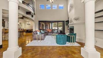 TV connectée, cheminée, table de tennis de table, chaßne hi-fi