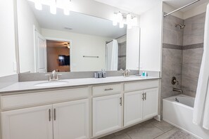 Douche, sèche-cheveux, serviettes fournies