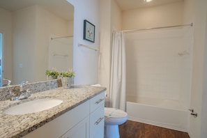 Shower, hair dryer, towels - Spacious 4BR TownHome in Kissimmee, perfect for family getaways! (Kissimmee)