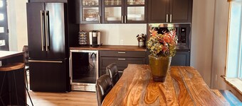 Rustic modern 2-bedroom home-lower level with hot tub in marvelous Moscow 