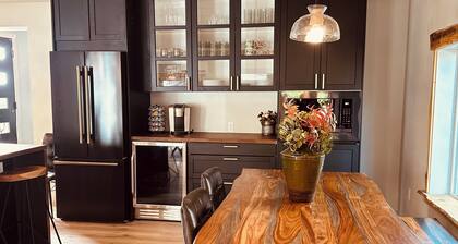 Rustic modern 2-bedroom home-lower level with hot tub in marvelous Moscow