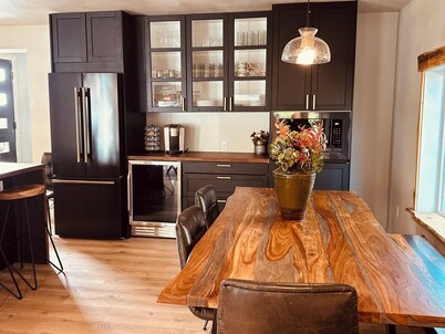 Rustic modern 2-bedroom home-lower level with hot tub in marvelous Moscow 