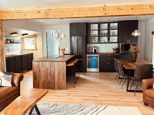 Rustic modern 2-bedroom home-lower level with hot tub in marvelous Moscow 