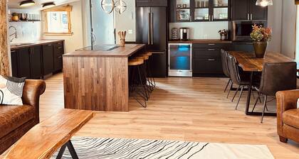 Rustic modern 2-bedroom home-lower level with hot tub in marvelous Moscow