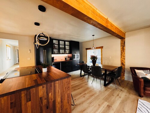 Rustic modern 2-bedroom home-lower level with hot tub in marvelous Moscow 