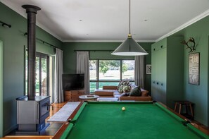 Smart TV, fireplace, ping pong, books