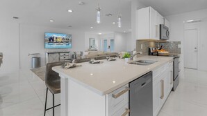 Coffee/tea maker, fridge, microwave, oven - IMPECCABLE! - Amazing sunsets, Dock, Heated Pool - Sunsational Sunsets - Roelens (Cape Coral)