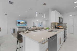 Fridge, microwave, oven, stovetop - IMPECCABLE! - Amazing sunsets, Dock, Heated Pool - Sunsational Sunsets - Roelens (Cape Coral)