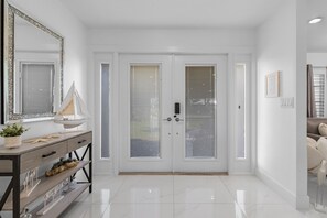 Interior - IMPECCABLE! - Amazing sunsets, Dock, Heated Pool - Sunsational Sunsets - Roelens (Cape Coral)