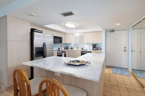 Réfrigérateur, micro-ondes, plaque de cuisson, lave-vaisselle