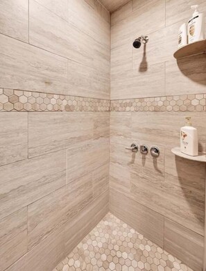 Ducha, secador de pelo, toallas y jabón