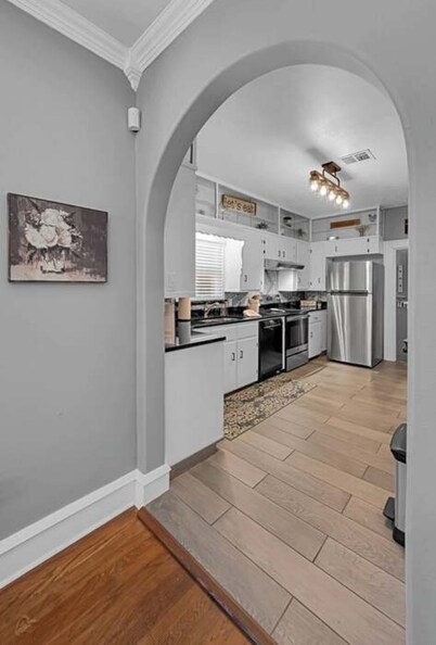 1925 Waco Charmer! Under 10 min. to Baylor, Magnolia Silos, downtown Waco, zoo! 