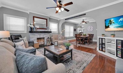 1925 Waco Charmer! Under 10 min. to Baylor, Magnolia Silos, downtown Waco, zoo! 