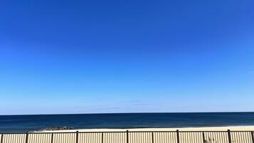 Plage à proximité, chaises longues, serviettes de plage