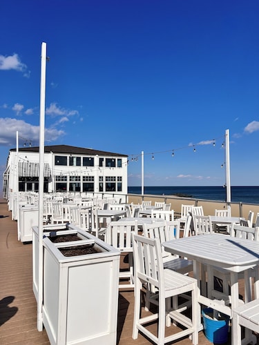 Seaview Escape~ 5 minute stroll to Beach & Private Outdoor entertainment Area