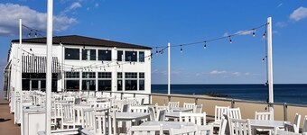 Seaview Escape~ 5 minute stroll to Beach & Private Outdoor entertainment Area