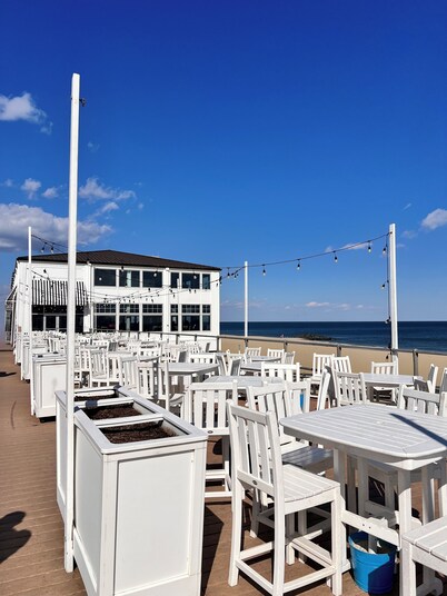 3BR BEACH HOUSE~ 5 minute stroll to Beach & Private Outdoor entertainment Area