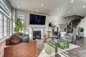 Smart-tv, een open haard, een tafeltennistafel en een filmbibliotheek