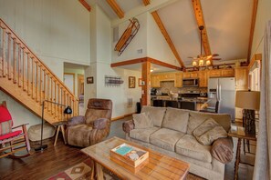 Smart TV, fireplace - Slopeside Easy Street - walk to slopes on Sugar, updated (Sugar Mountain)