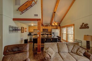 Smart TV, fireplace - Slopeside Easy Street - walk to slopes on Sugar, updated (Sugar Mountain)