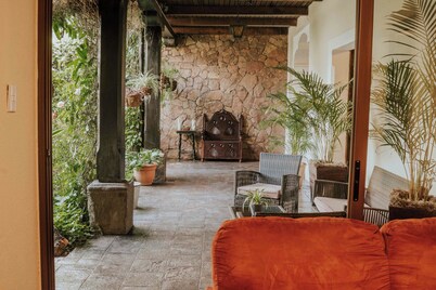 Amazing Historic  Spanish House with AC, WIFI Cable and an amazing Courtyard. 