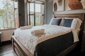 3 chambres, fer et planche à repasser, Wi-Fi, draps fournis