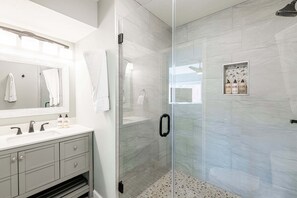Dusche, Haartrockner, Handtücher