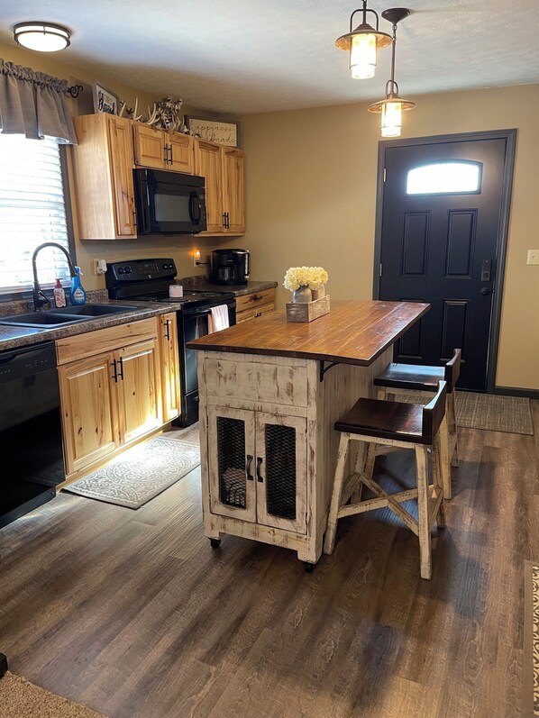 冷蔵庫、電子レンジ、オーブン、コンロ