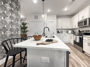 Fridge, microwave, oven, stovetop - Modern Comfort Near Mooresville's Attractions (Mooresville)